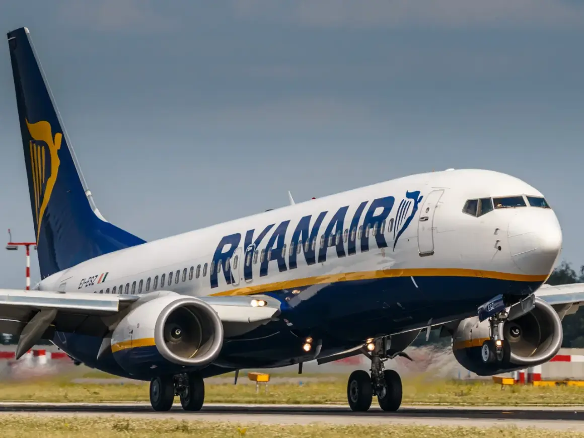 Samolot Ryanair z napisem "RYANAIR" na kadłubie startuje. Marzysz o tanich podróżach? Sprawdź Ryanair loty za 1 zł!