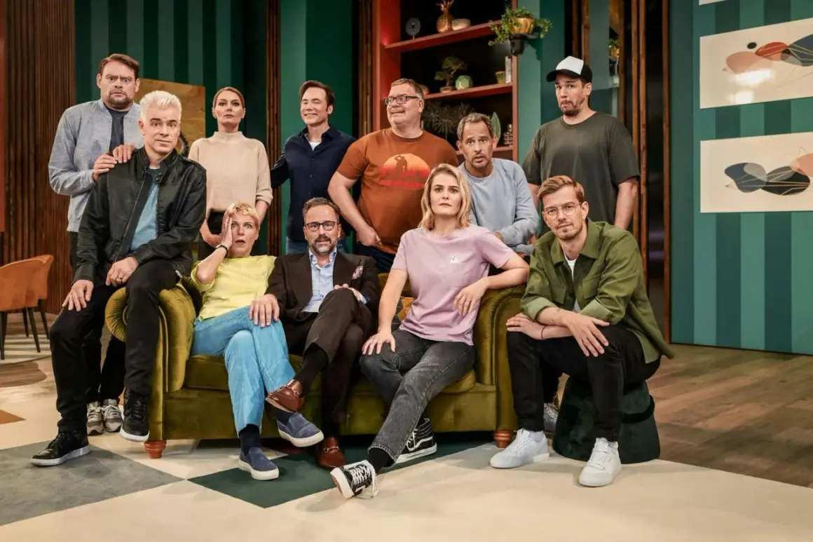 Die lol staffel 4 teilnehmer posieren auf einem Sofa und einem Hocker.
