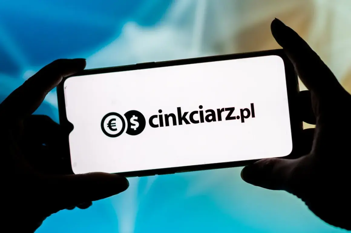 Dłonie trzymają smartfon z widocznym logo i nazwą "cinkciarz.pl". To portal, który ułatwia wymianę walut, jak Conotoxia.