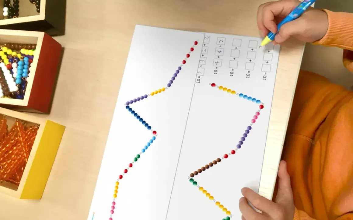 Dziecko rozwiązuje zadanie matematyczne z koralikami, które przypominają ścieżkę żółwia. Programowanie przez zabawę.