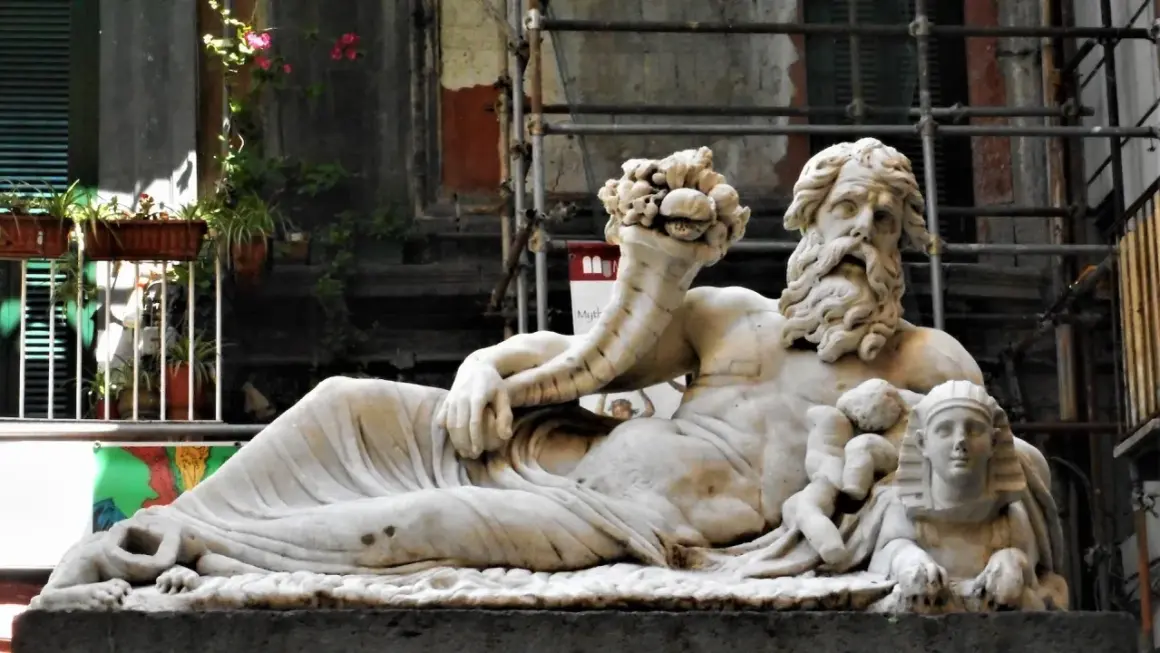 Statua del Nilo a Napoli, con il dio fluviale sdraiato e una sfinge ai suoi piedi.