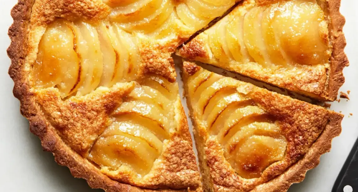 Tarta de peras y almendras dorada y jugosa, con finas láminas de pera y una base crujiente.