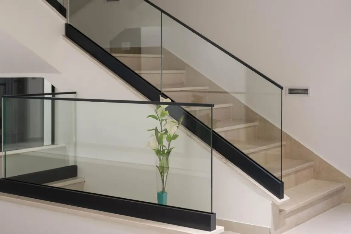 Szklane Balustrady Schodowe: Bezpieczeństwo i Elegancja w Jednym