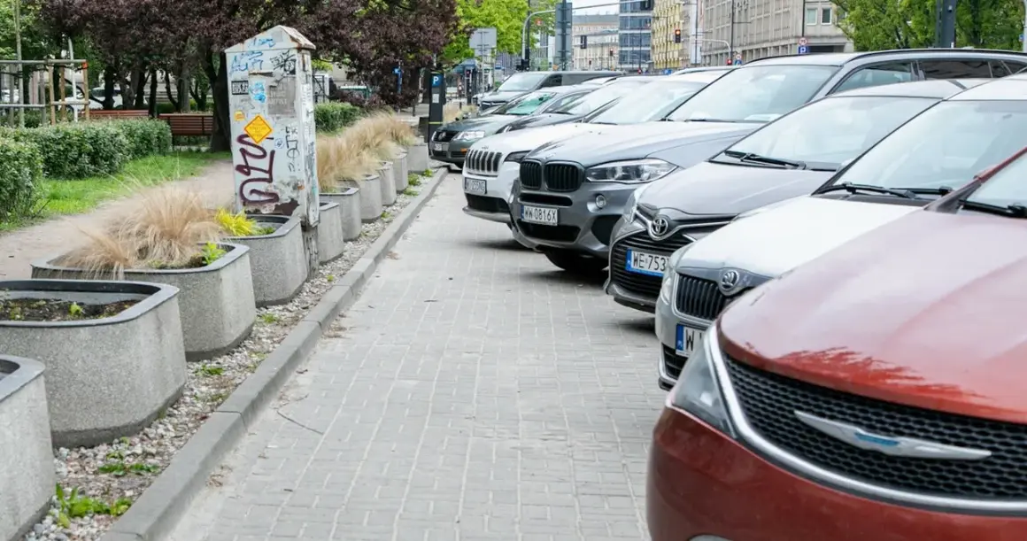 Ile miejsca na chodniku? Kluczowe przepisy, które musisz znać