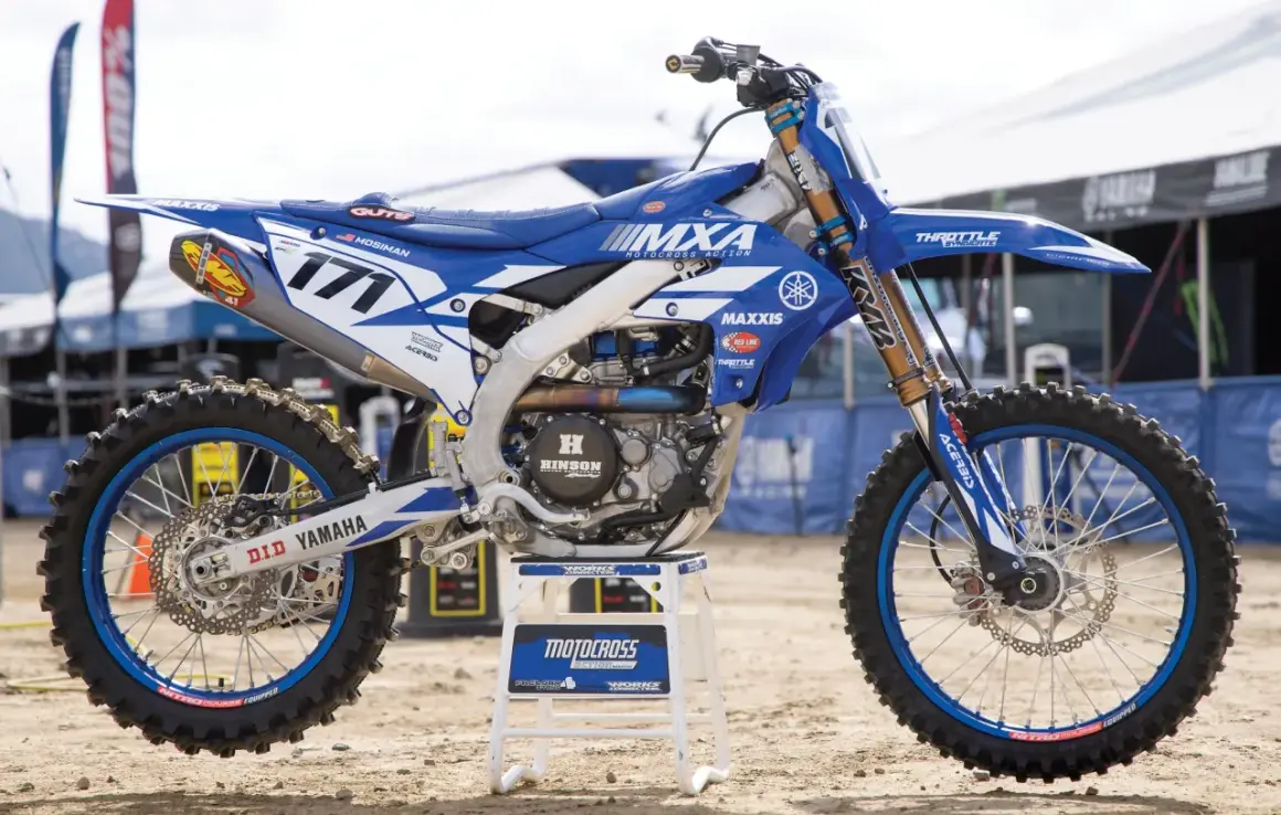 Una moto Yamaha de motocross azul y blanca, lista para la acción. El número 171 y el logo de MXA Motocross Action destacan.