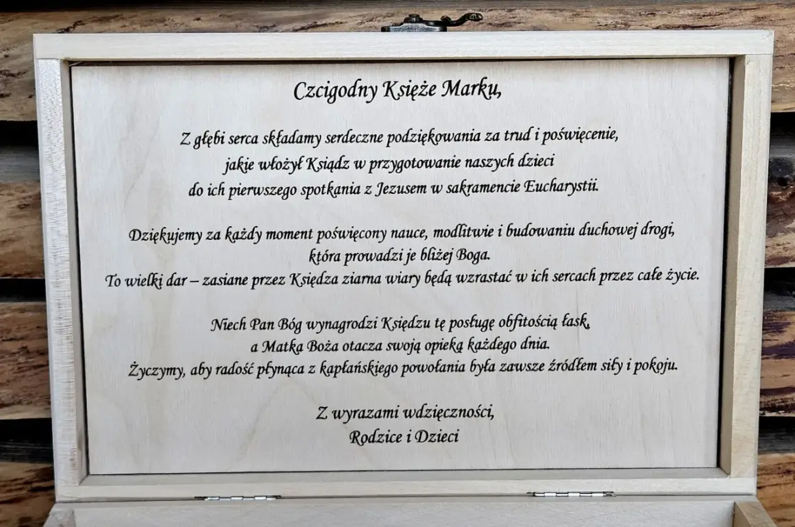 Drewniana skrzynka z tekstem podziękowania dla księdza Marka za trud w przygotowaniu dzieci do I Komunii Świętej.