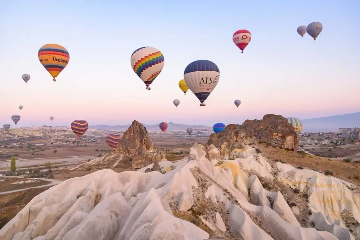 Globos aerostáticos sobrevolando Capadocia, un paisaje surrealista. ¡Unos consejos para viajar a Turquía que no te puedes perder!