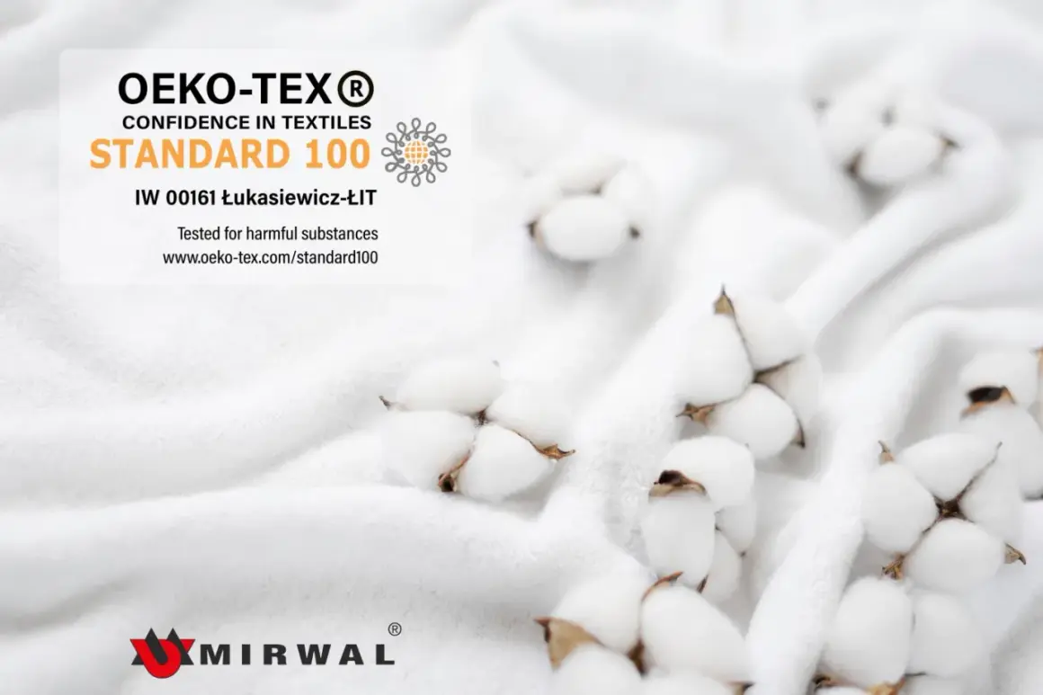Certyfikat OEKO-TEX Standard 100 potwierdza bezpieczeństwo tkaniny. Delikatne kłębki bawełny na białym tle.