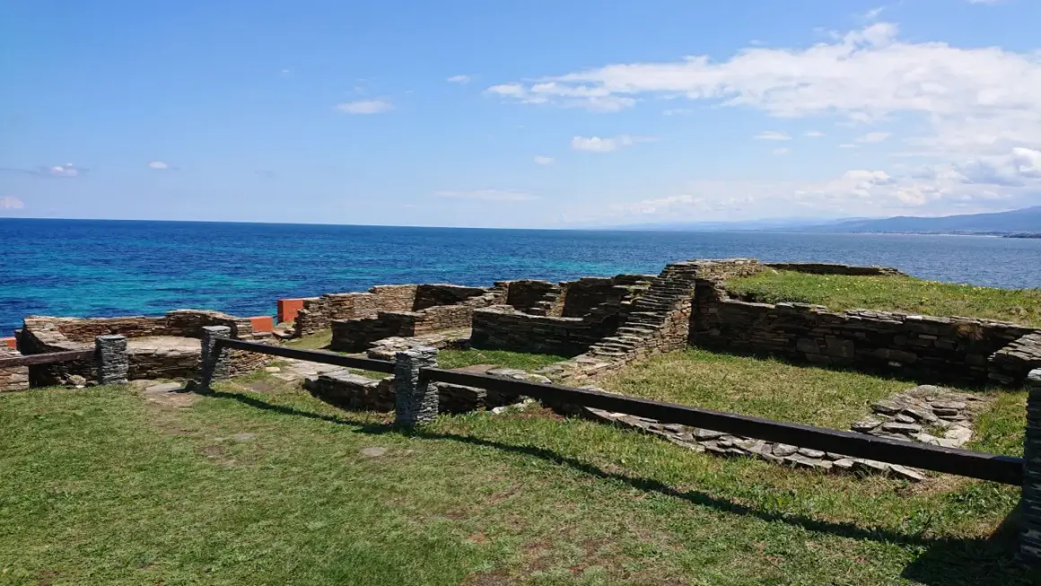 Ruinas del castro de Fazouro junto al mar azul.