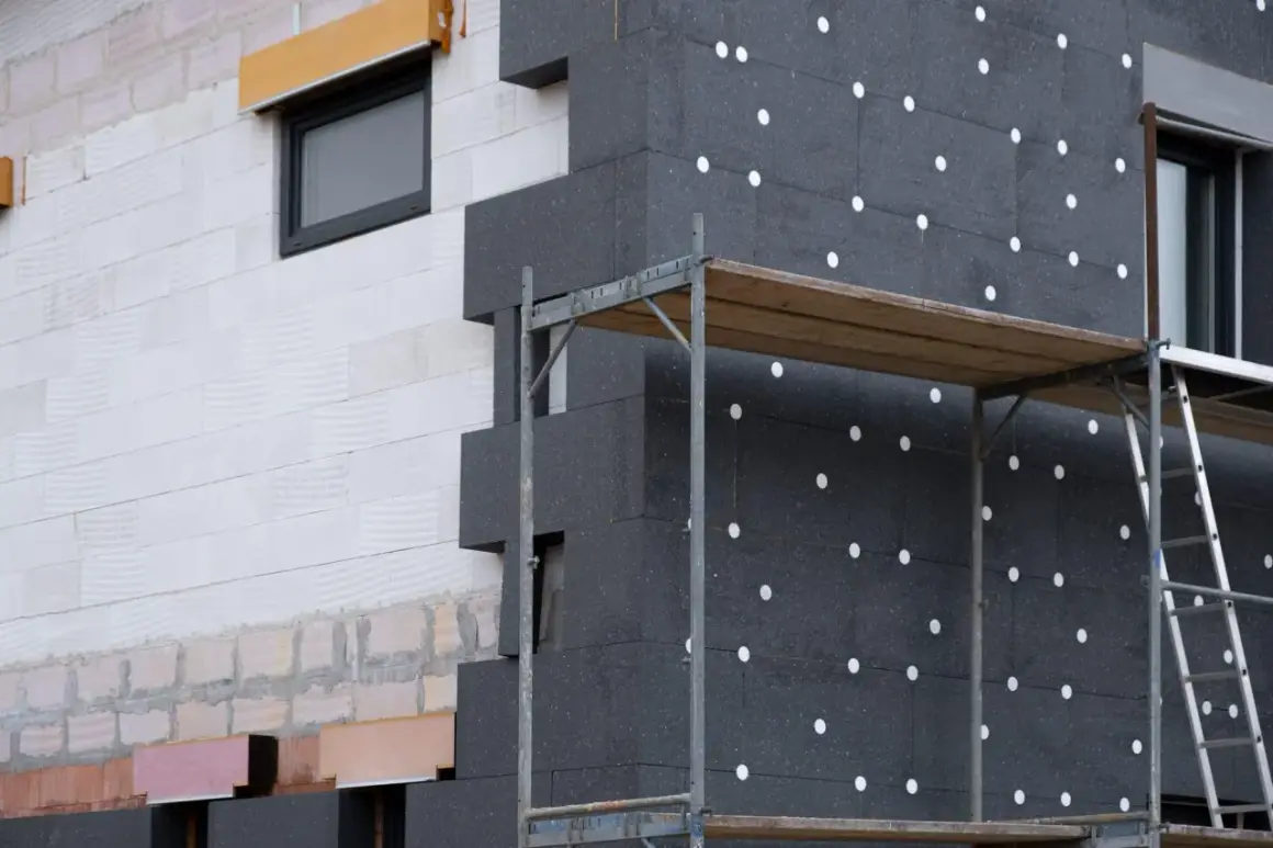 Isolation extérieure d'une maison de 100m2 en cours de pose. Le prix de cette isolation est un investissement pour le confort.