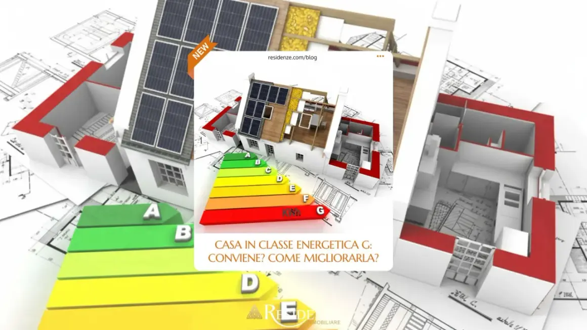 Modello di casa con pannelli solari e scala energetica. Scopri come aumentare classe energetica per un futuro sostenibile.