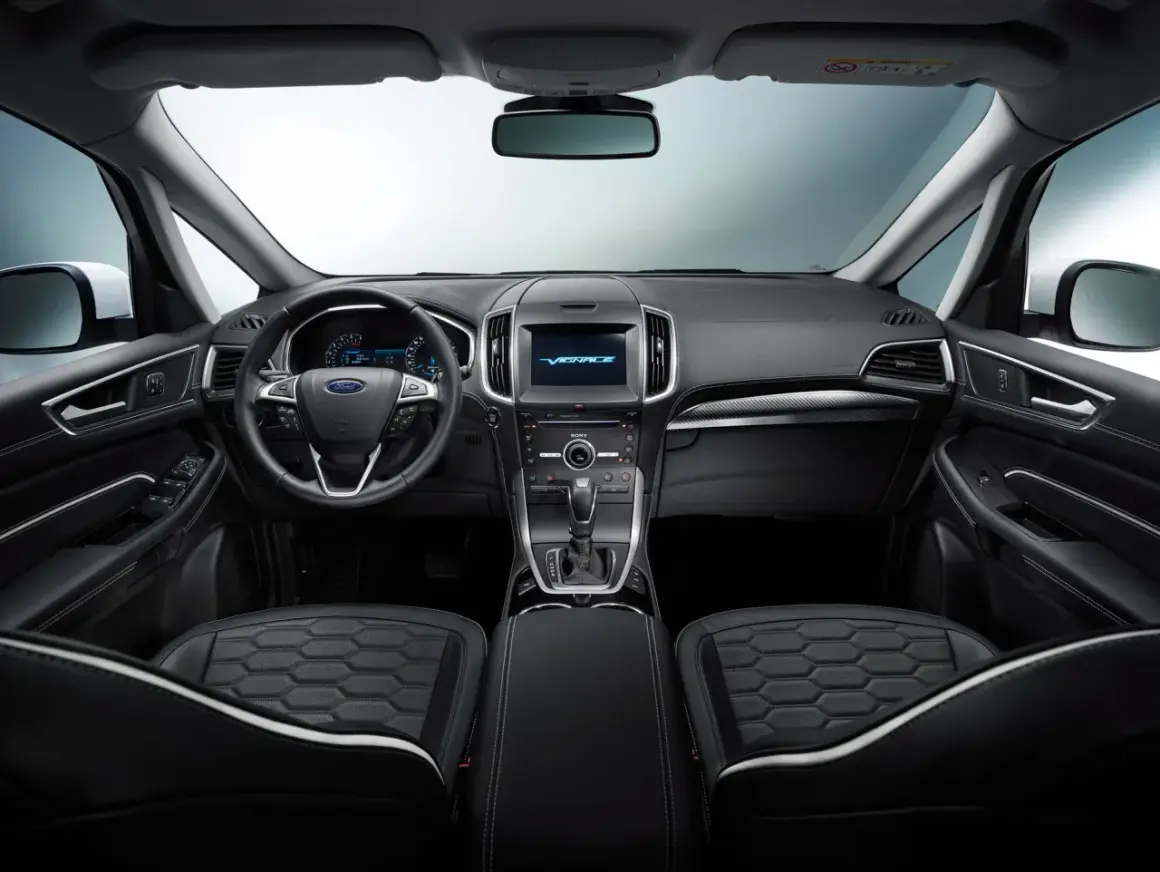 Nowoczesne ford s max wnętrze z czarną tapicerką i ekranem multimedialnym.