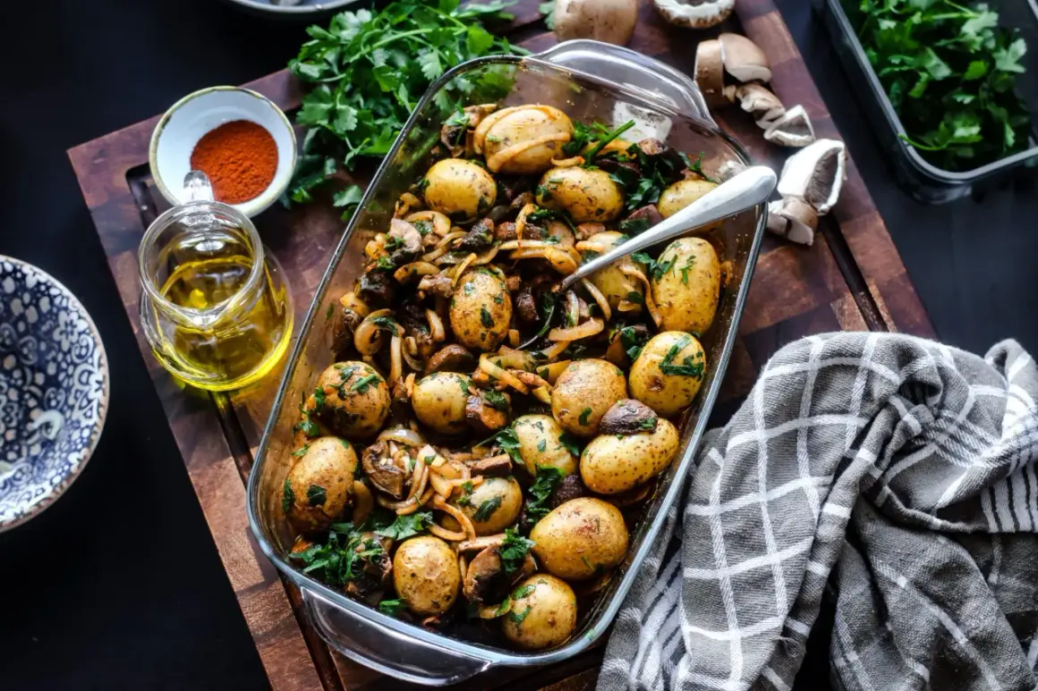 Herzhafte Kartoffel-Pilz-Pfanne, ein köstliches Gericht, das sich perfekt für einfache rezepte mit pilzen und kartoffeln eignet. Mit frischer Petersilie garniert.
