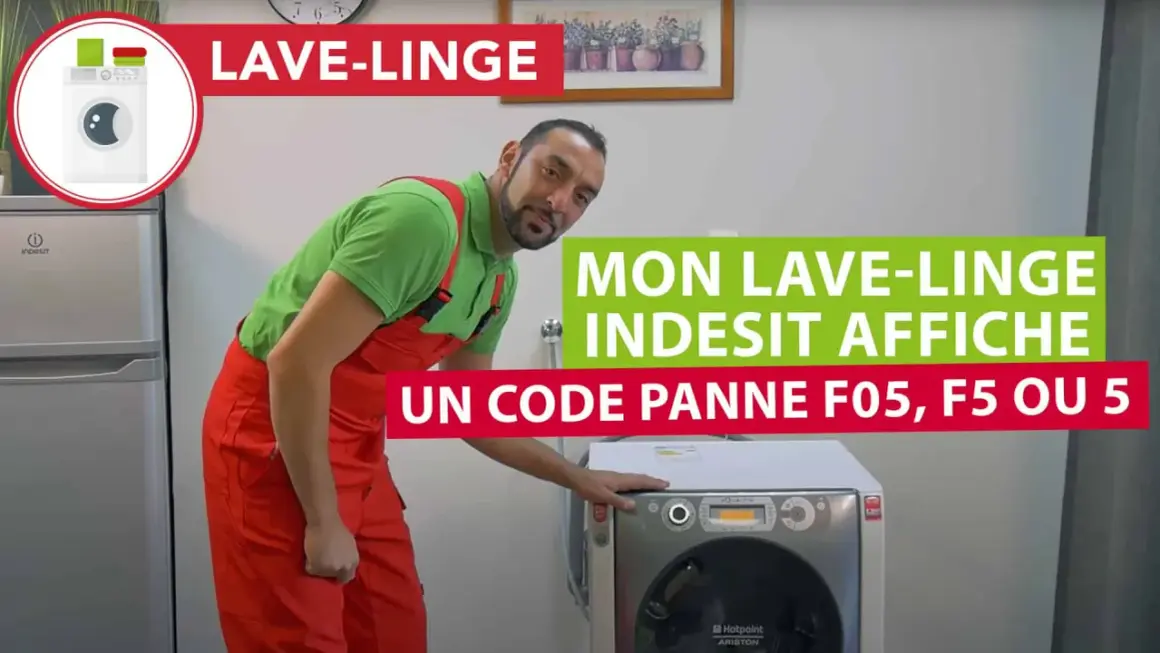 Un homme en salopette rouge devant un lave-linge Indesit 9 kg qui affiche un code panne F05.