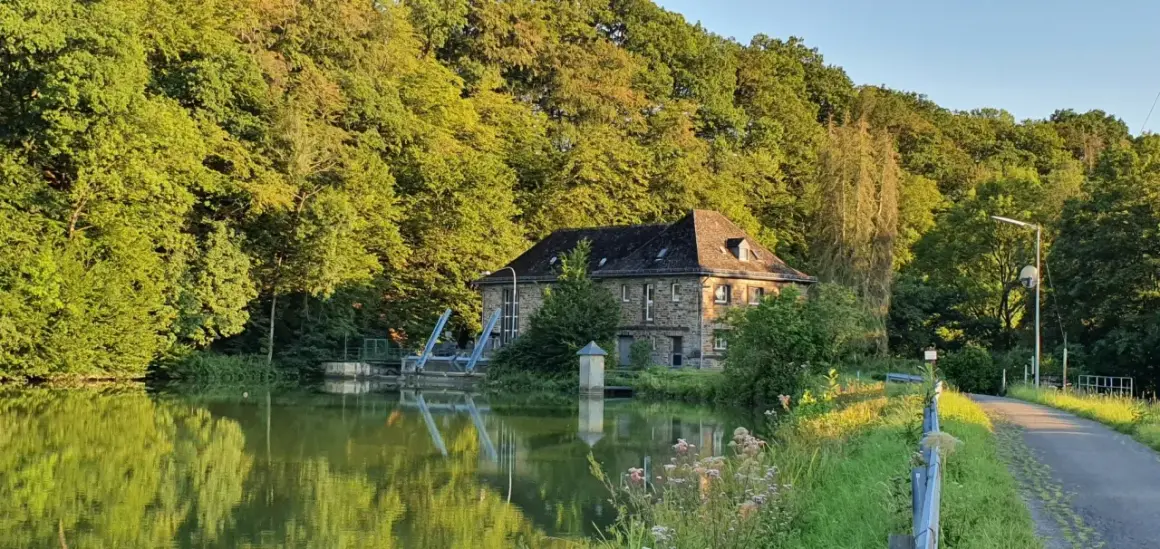 Idyllisches Haus am Wasser, perfekt für einen entspannten Tag beim Wandern in Engelskirchen.