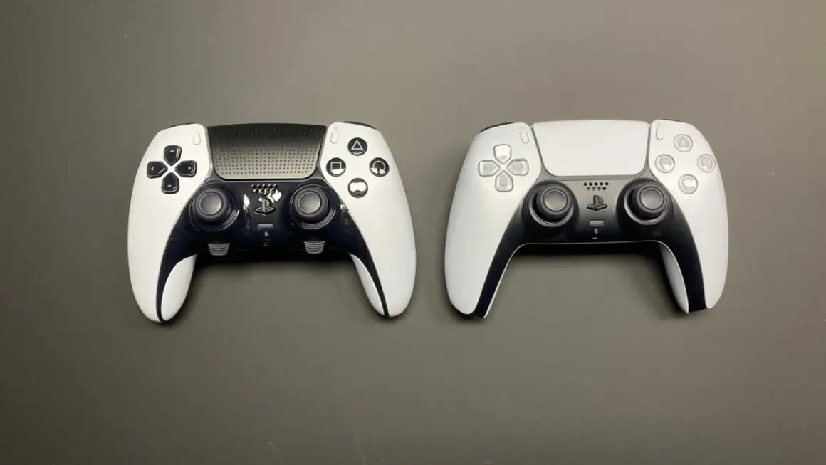 Zwei PS5 Controller im Vergleich: Ein Standardmodell und ein DualSense Edge für den PS5 Controller Test.