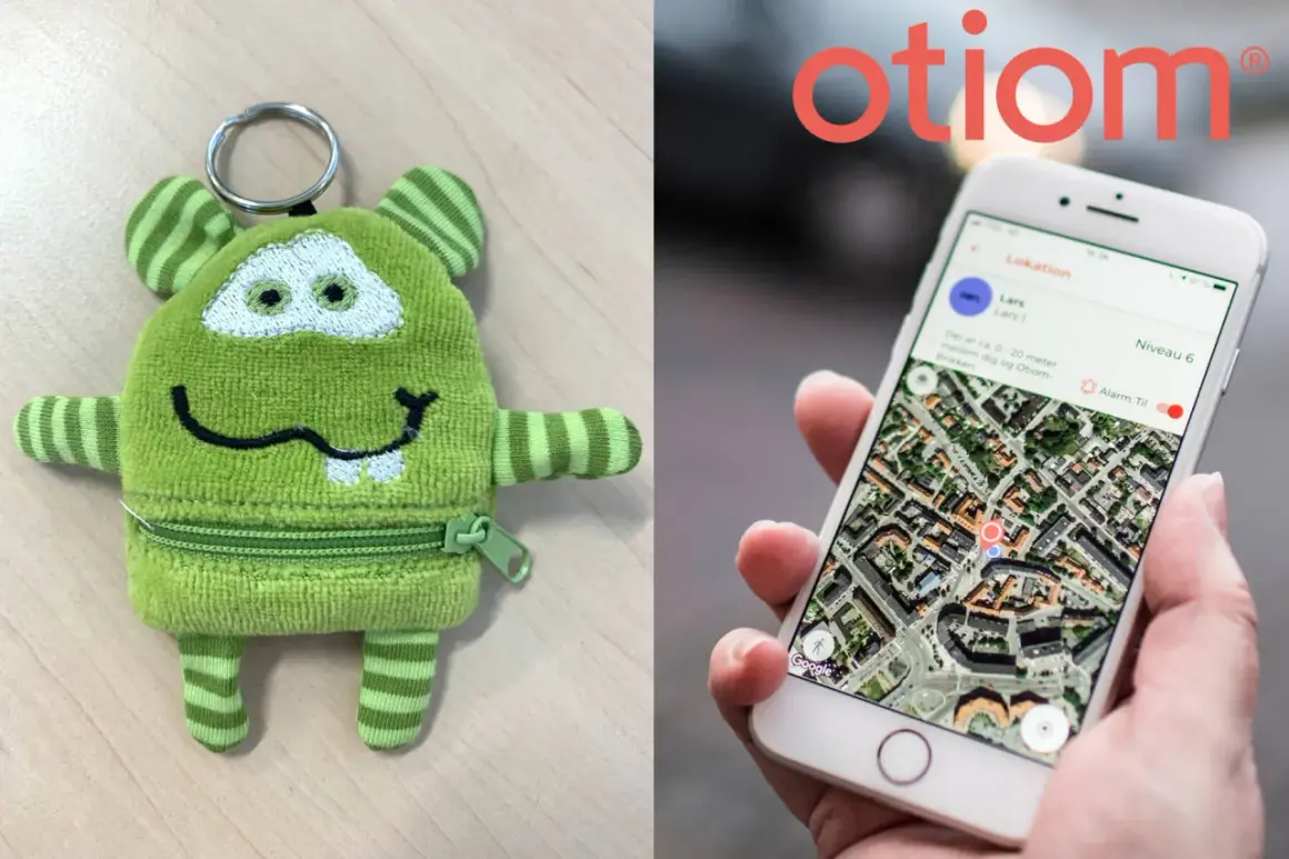 Grüner Monster-Schlüsselanhänger und Smartphone mit Otiom-App. Ein GPS-Tracker für Demenzkranke, der von der Krankenkasse unterstützt wird, gibt Sicherheit.