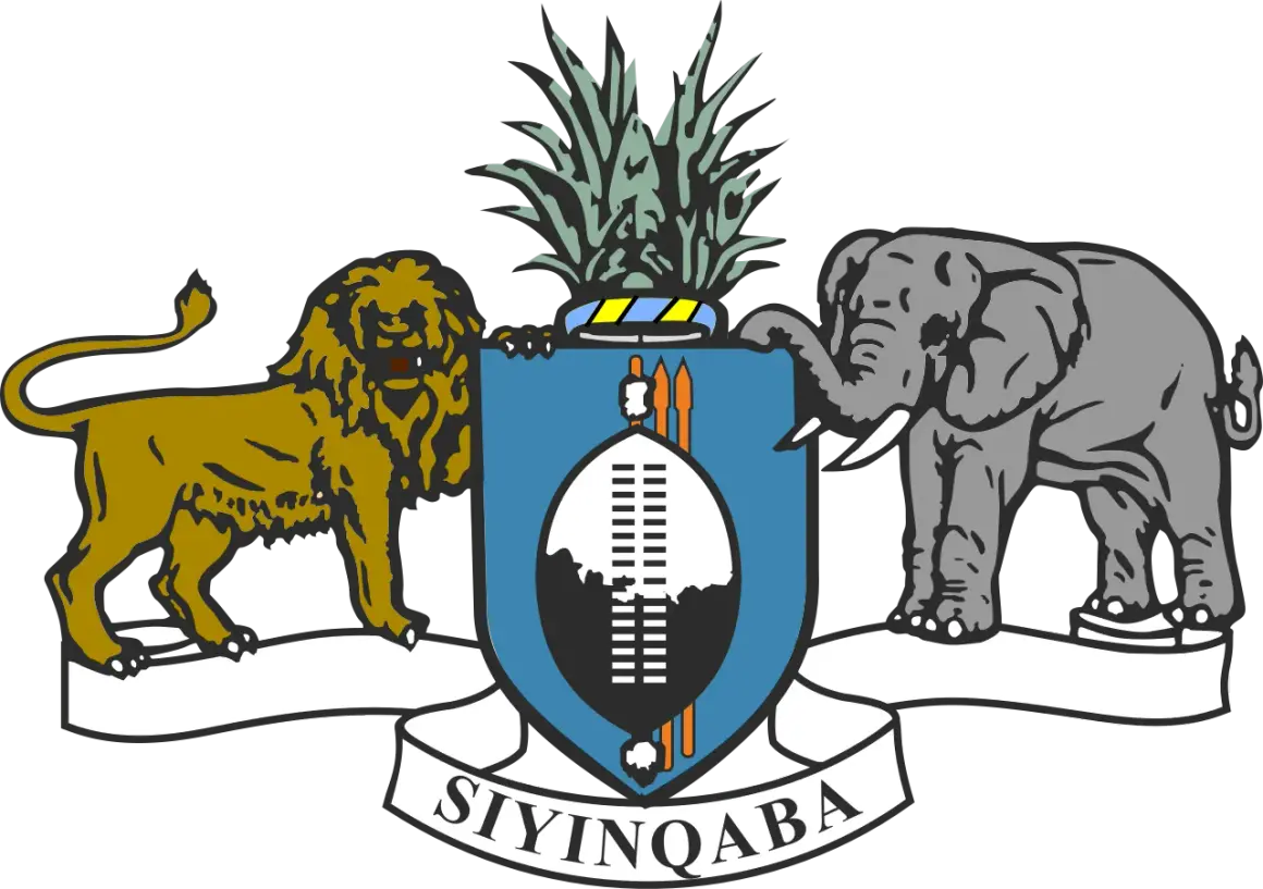 Herb Eswatini: lew i słoń podtrzymują tarczę z włóczniami i tarczą, nad nimi ananas. Slogan "SIYINQABA".