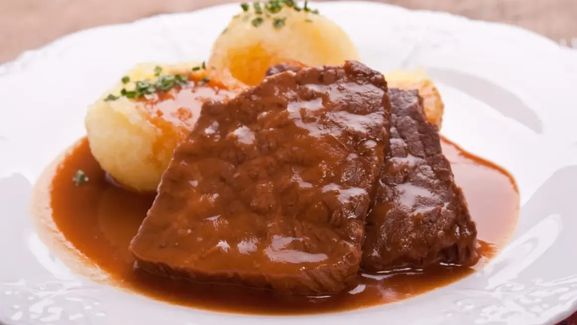 Zartes Fleisch in dunkler Soße, dazu Klöße – ein selbst eingelegter Sauerbraten mit Rotwein ist ein Genuss.