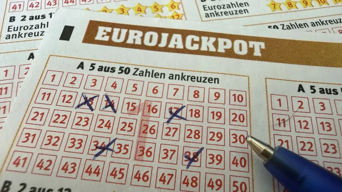 Kupon Eurojackpot z zaznaczonymi liczbami i długopisem.
