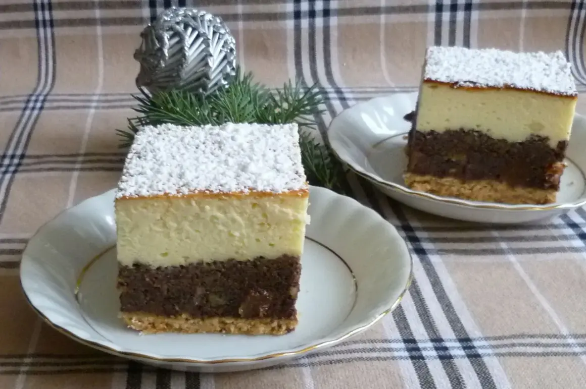 Pyszny seromakowiec z gotowej masy makowej i sera z wiaderka na kruchym spodzie, posypany cukrem pudrem.