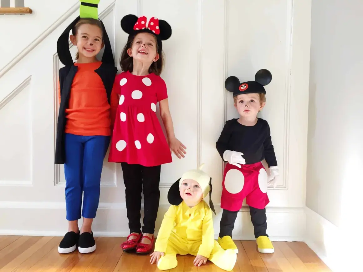 Dzieci w strojach postaci z bajek Disneya: Myszka Miki, Minnie, Goofy i piesek.