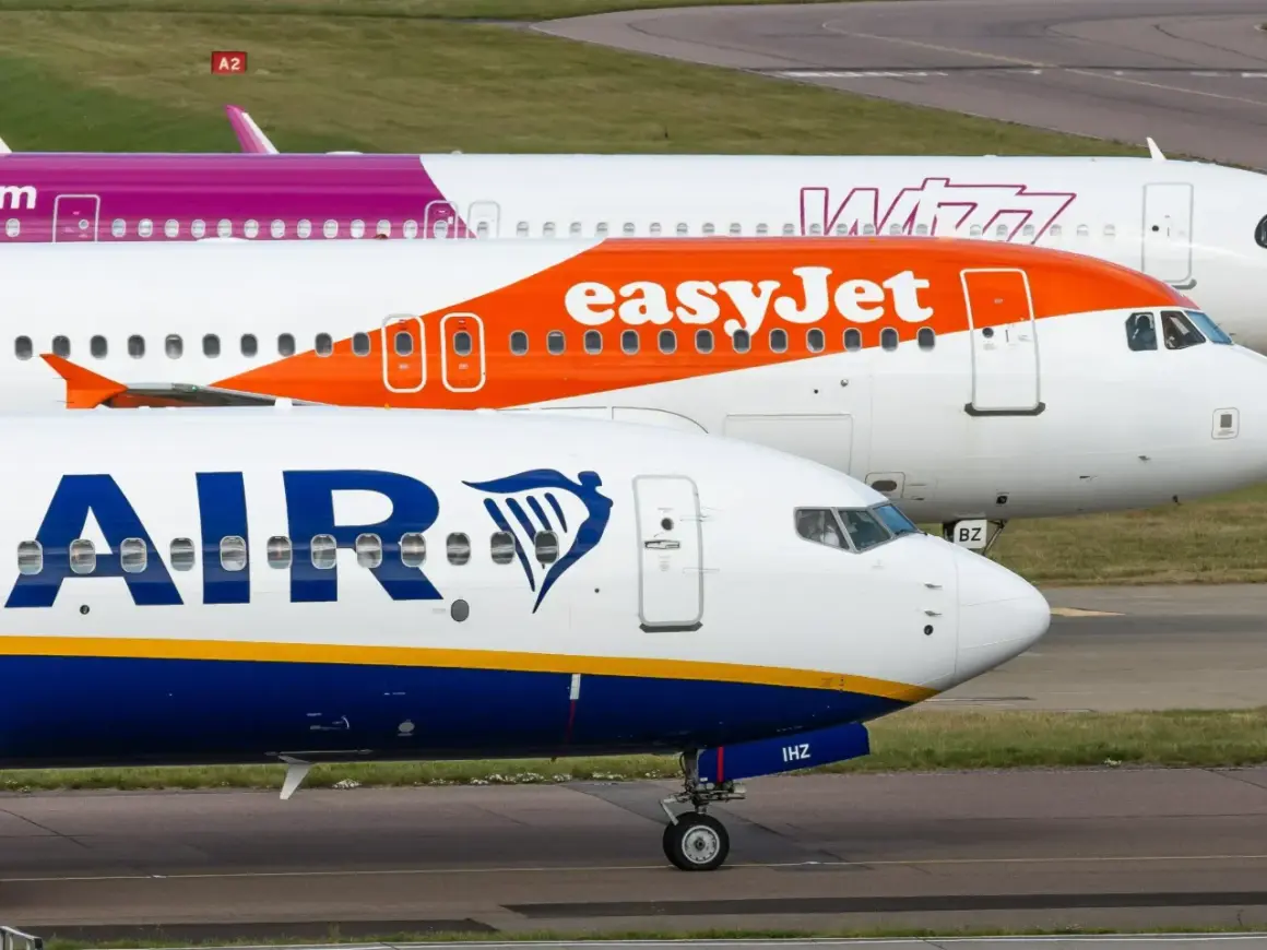 Samoloty linii Ryanair i easyJet stojące obok siebie na płycie lotniska.