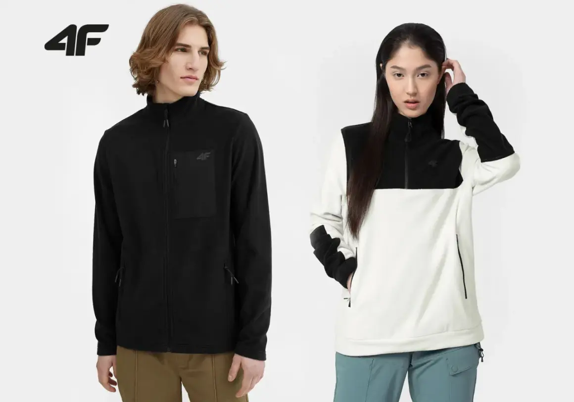 Ein Mann und eine Frau präsentieren ihre warmen Fleecejacken. Diese Jacken sind ideal für kühle Tage und bieten Komfort und Stil.