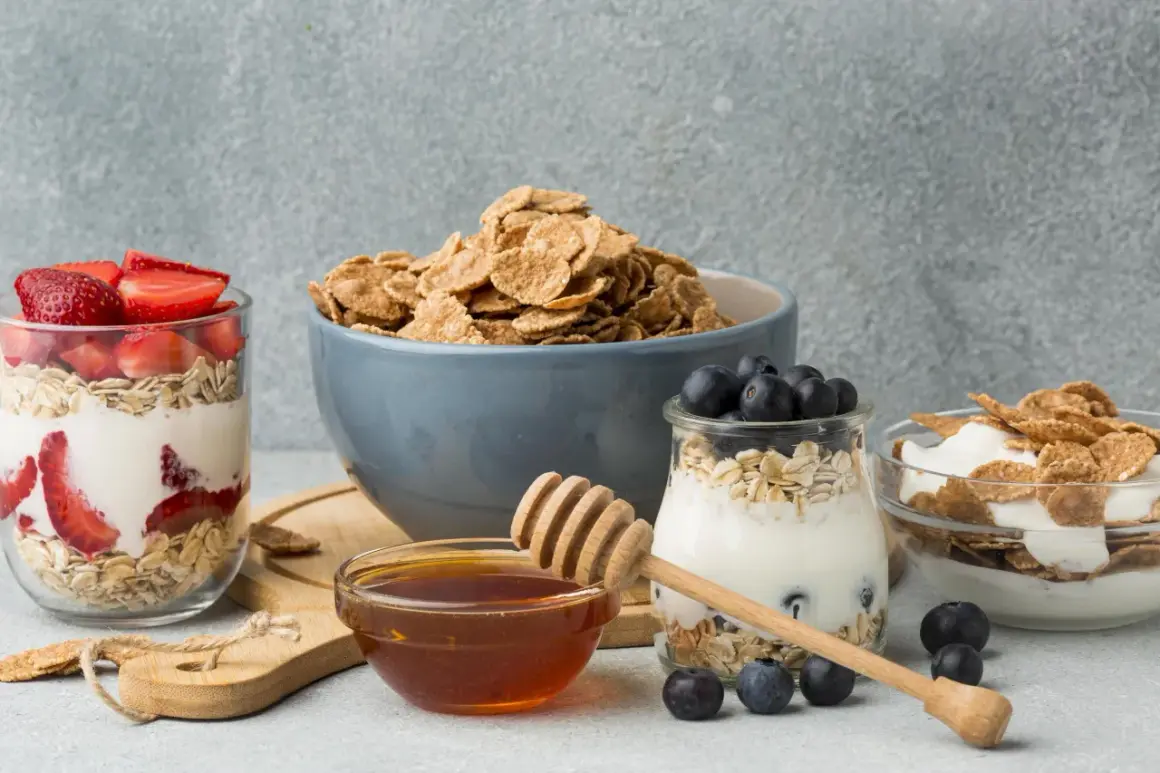 Colazione sana con fiocchi d'avena, yogurt, fragole e mirtilli. Scopri i fiocchi d'avena valori nutrizionali per un pasto equilibrato.