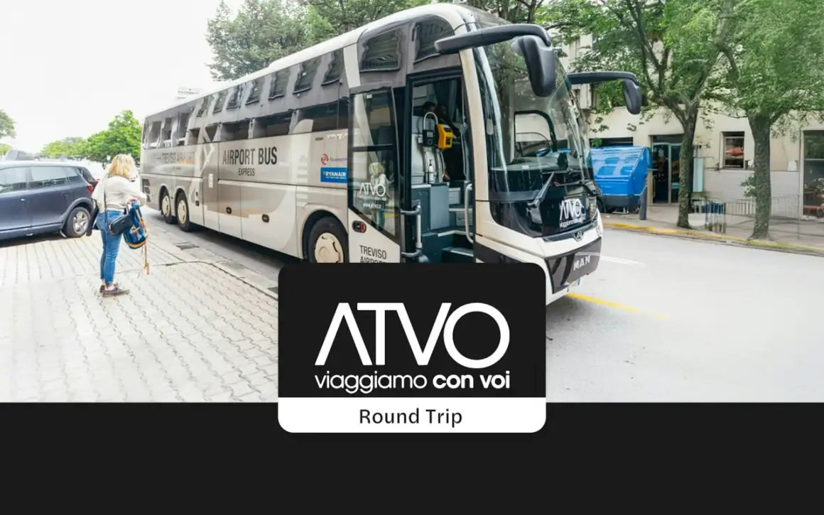 Kobieta czeka na autobus ATVO na lotnisko w Padwie.