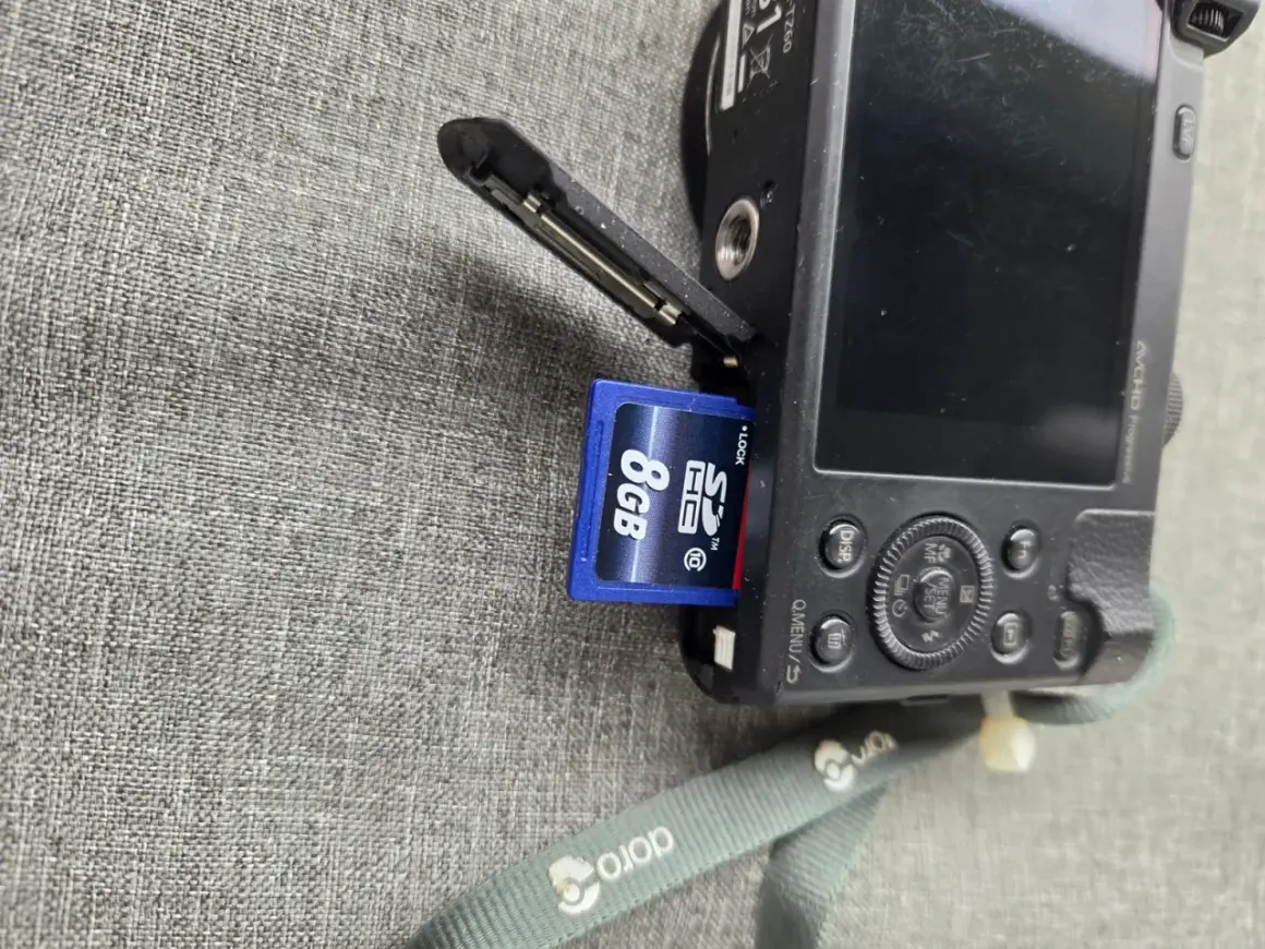 Ett SD-kort på 8GB sätts in i en Panasonic Lumix TZ60.