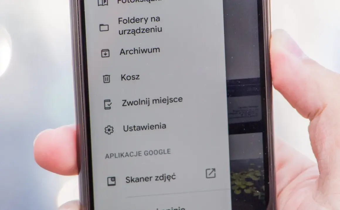 Menu telefonu z opcją "Kosz". Widoczny fragment interfejsu aplikacji z listą opcji, w tym folderem na urządzeniu, archiwum, koszem, zwolnieniem miejsca i ustawieniami.