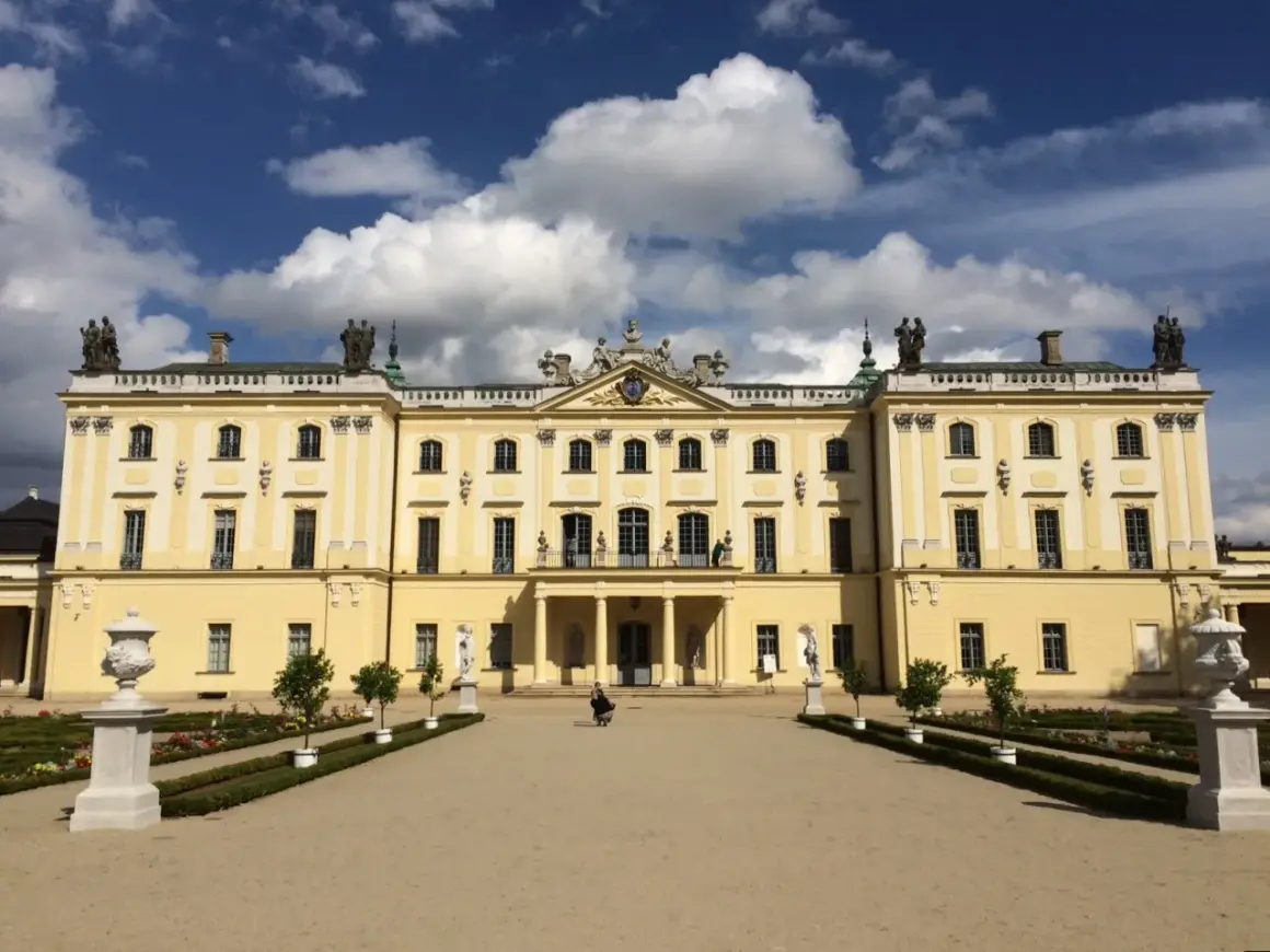 Pałac Branickich w Białymstoku, wspaniały przykład barokowej architektury, to miejsce, co warto zobaczyć w Białymstoku.