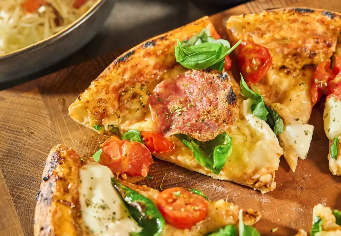 Njut av detta utsökta pizza recept med salami, tomater och färsk basilika. Perfekt för en mysig kväll!