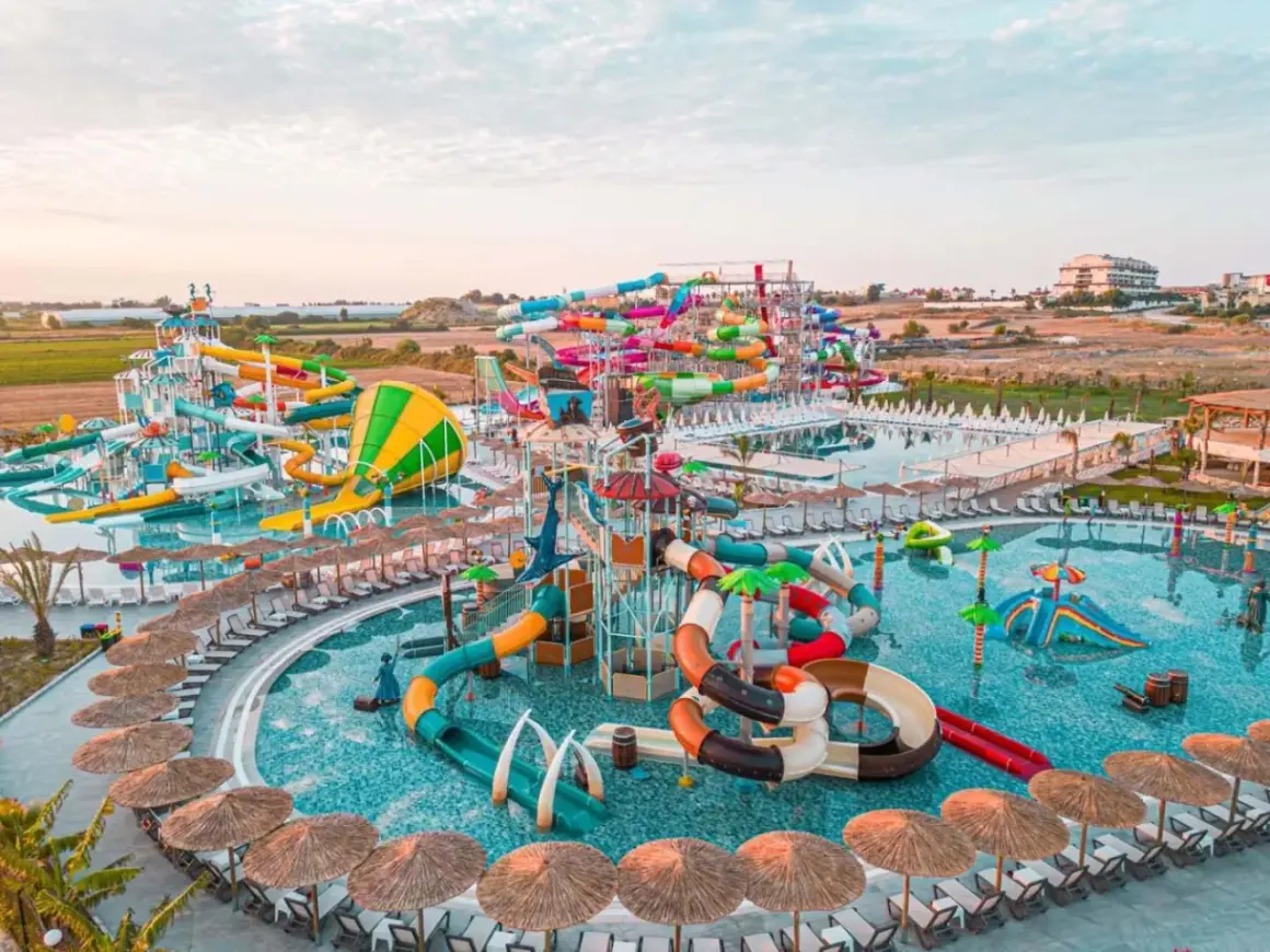 Kolorowy park wodny, pełen zjeżdżalni i basenów, to prawdziwy **dream fun world** dla całej rodziny.