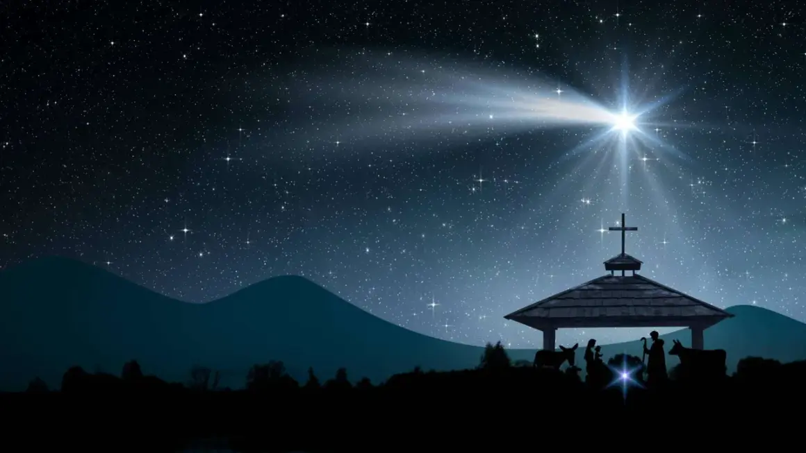 Sternenklare Nacht über der Krippe. Der helle Weihnachtsstern leuchtet und symbolisiert Hoffnung und Neuanfang. Maria, Josef und das Jesuskind sind im Stall zu sehen.