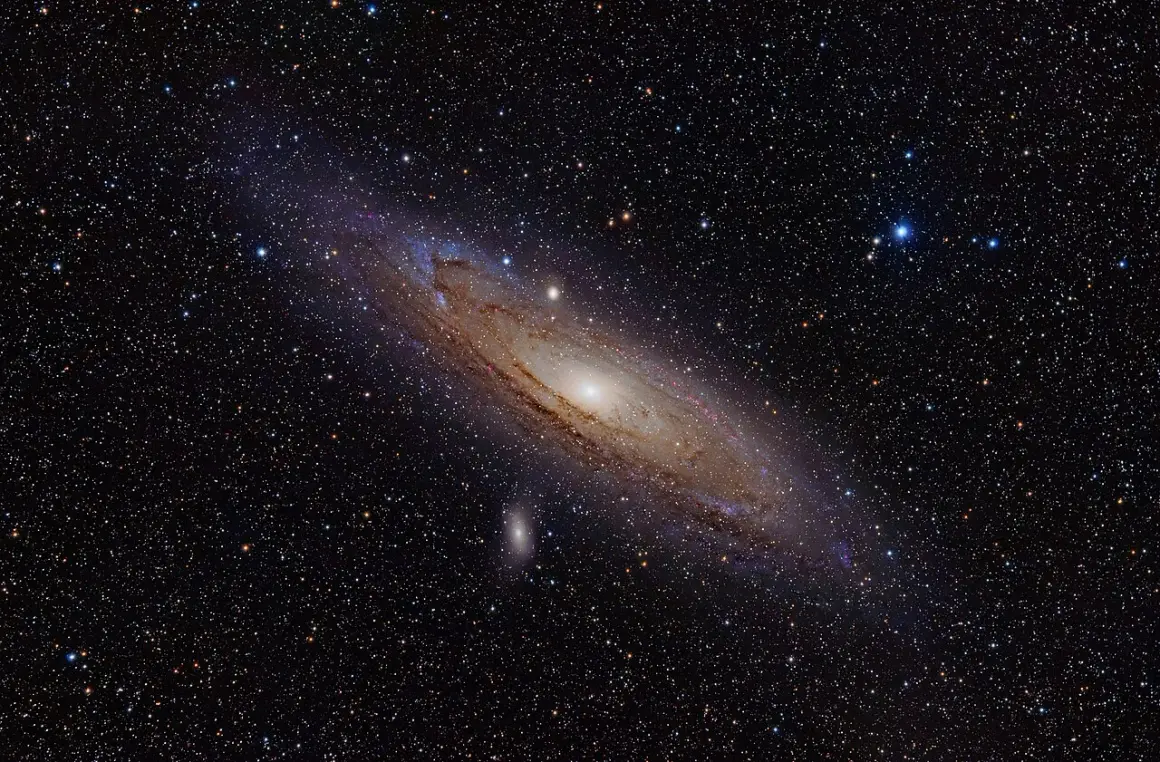 Andromedagalaxen, en spiralgalax, lyser upp natten. Hur långt bort ligger andromedagalaxen? Miljontals ljusår.