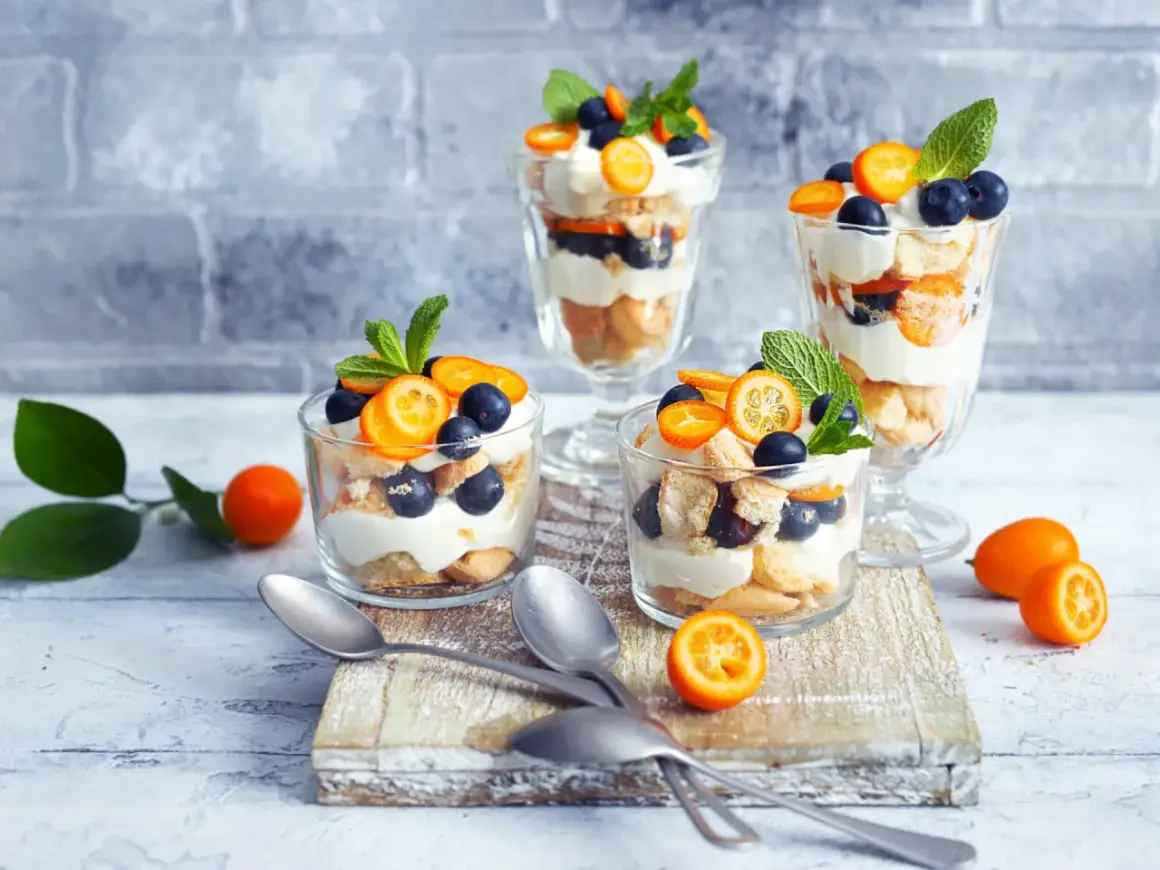 Erfrischendes Sommer Dessert mit Beeren und Kumquats, perfekt für die Grillparty.