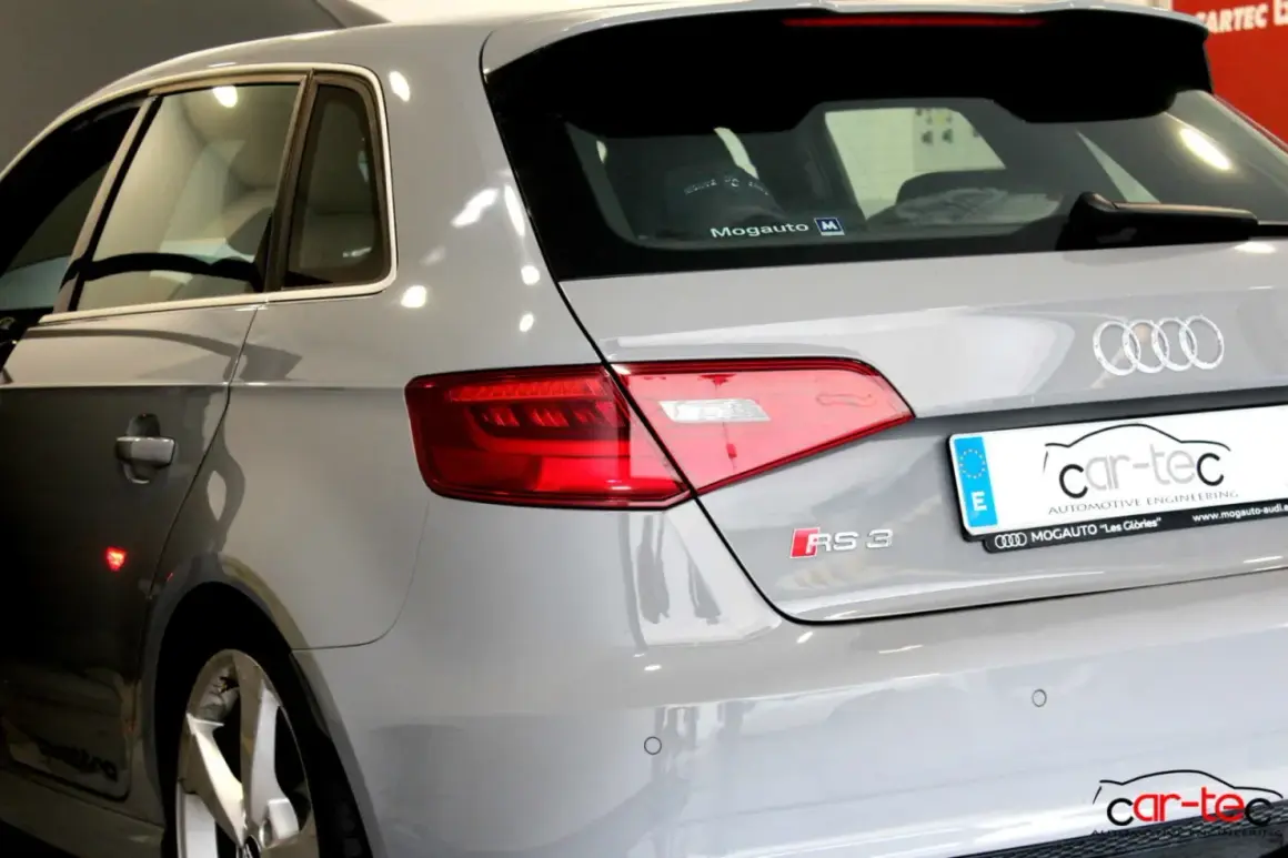 Audi RS 3 gris, listo para aumentar caballos con su motor de gasolina.