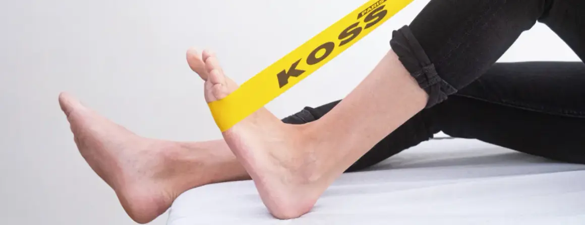 Exercice avec élastique jaune pour soulager la périostite tibiale.