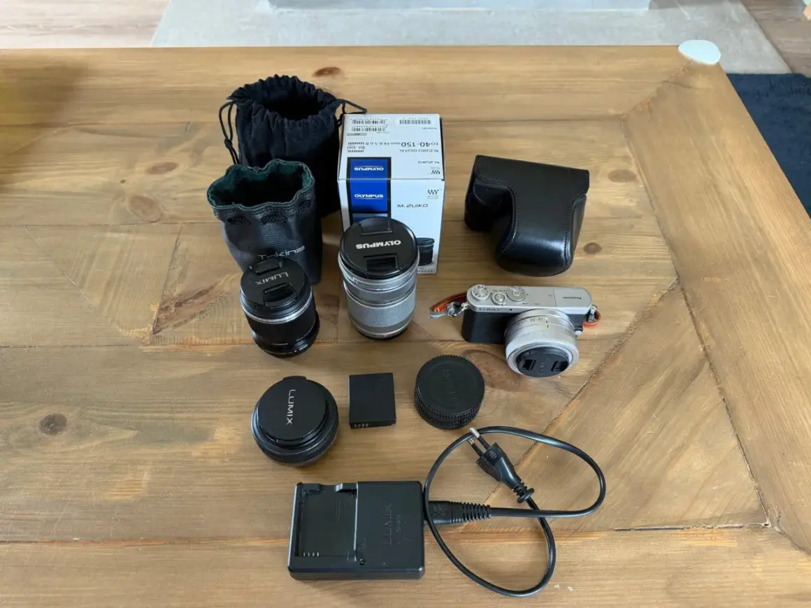Här ligger en Panasonic GM1 med tillbehör: objektiv, laddare, batteri och fodral. Perfekt för den som vill fotografera.