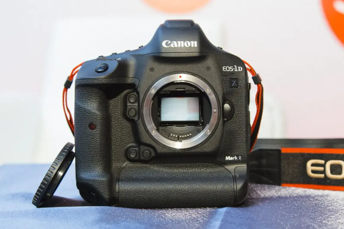 Profesjonalny aparat Canon EOS-1D Mark II, gotowy do uchwycenia każdej chwili. Wszelkie eosinfo na wyciągnięcie ręki.