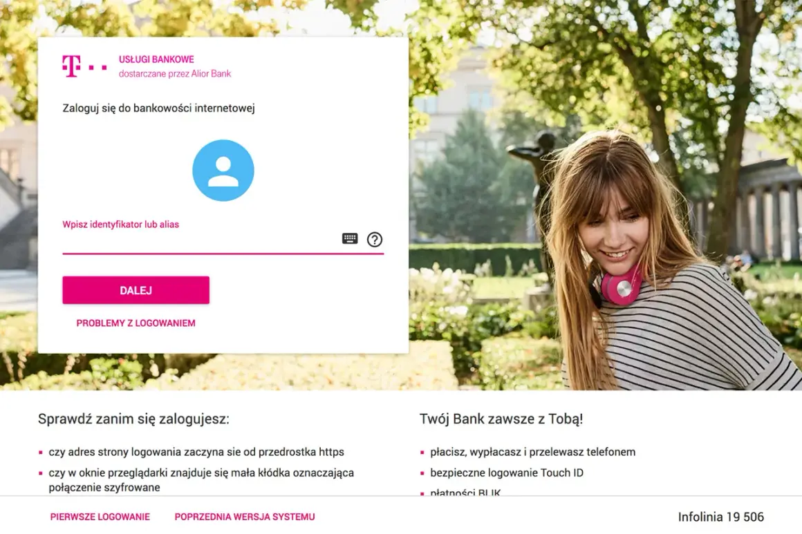 Logowanie do tmobile bankowe. Młoda kobieta z słuchawkami na szyi uśmiecha się na tle parku.