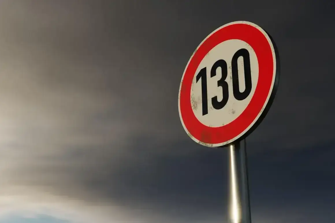Znak ograniczenia prędkości 130 km/h na tle burzowego nieba, typowy dla autostrad w Niemczech.