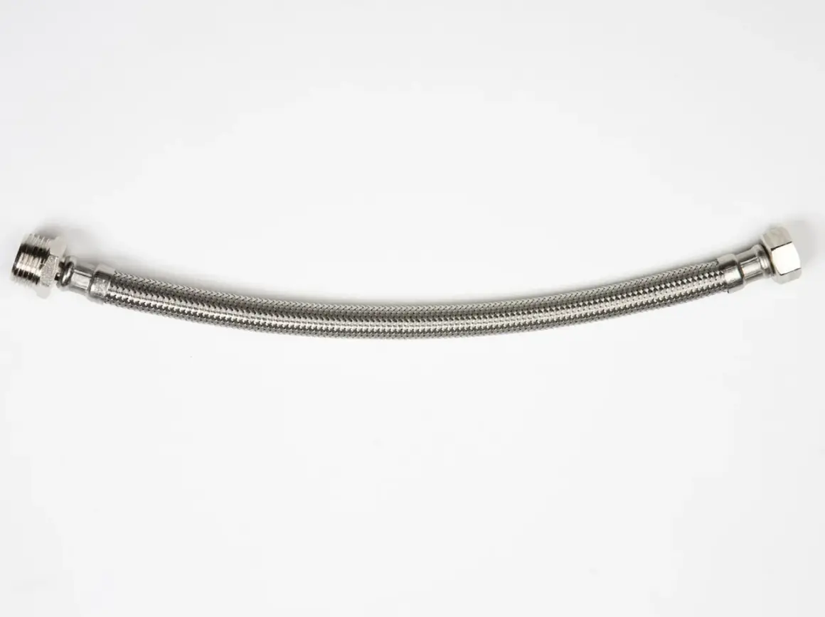 Tuyau tressé métallique, flexible pour eau chaude ou froide, avec raccords filetés.