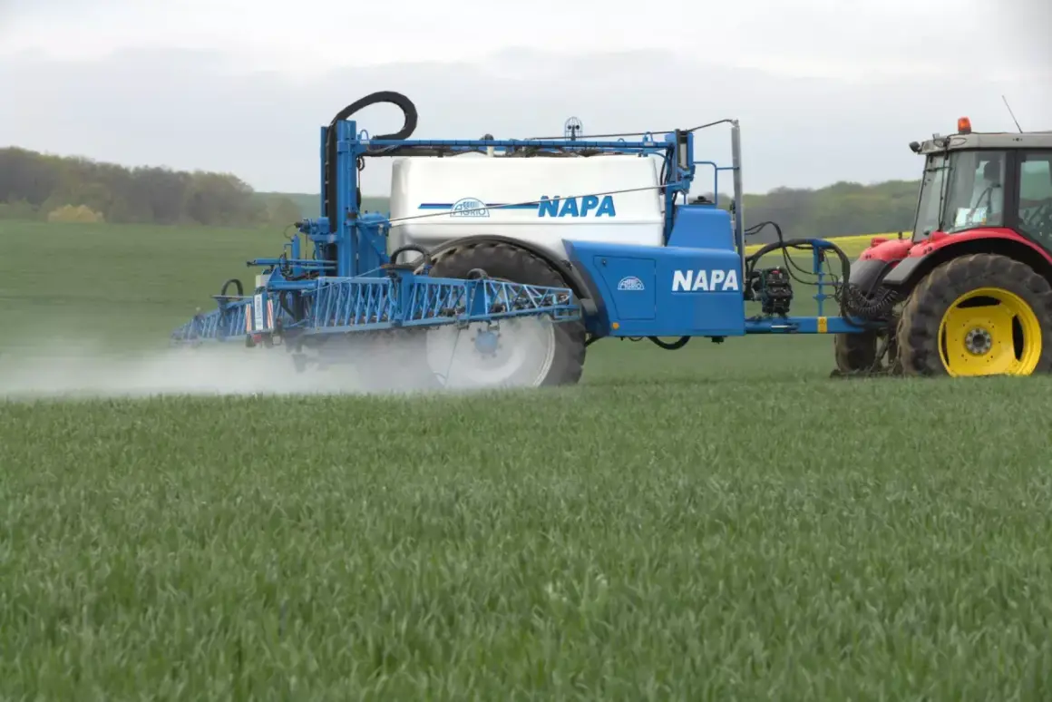 Traktor z opryskiwaczem NAPA na polu zboża, aplikujący mikroelementy dla zdrowego wzrostu roślin.