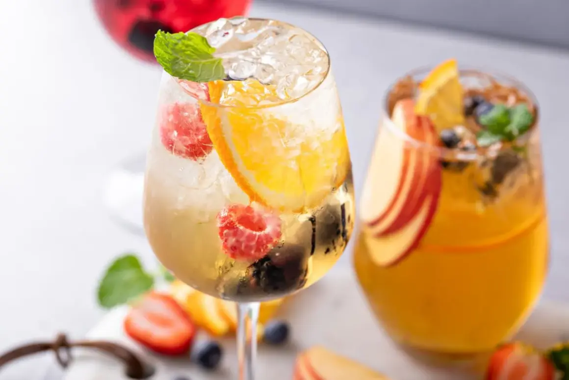 Orzeźwiający drink z prosecco i sprite, z malinami, pomarańczą i miętą. Idealny na letnie popołudnie.