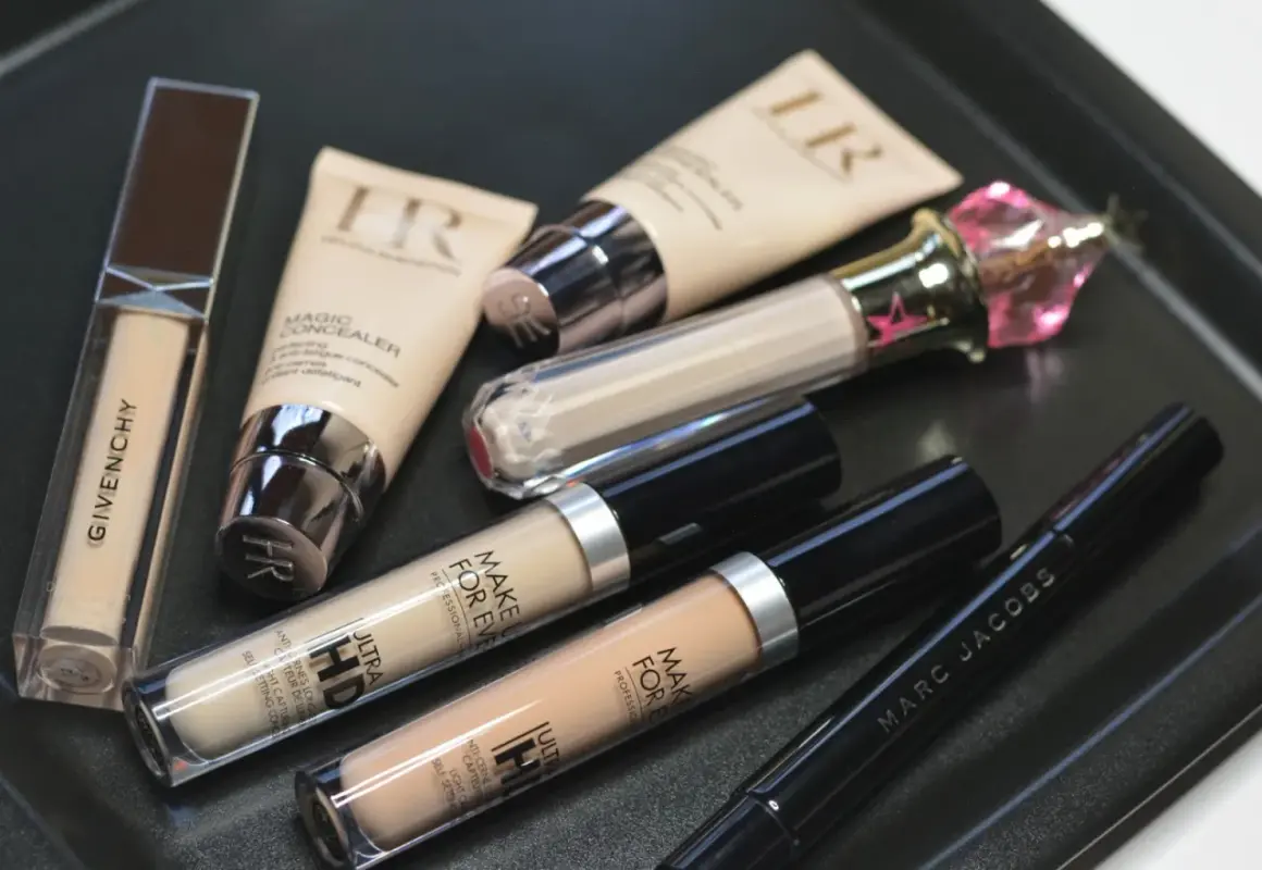 Korektor pod oczy ranking: kolekcja kosmetyków do makijażu, w tym Givenchy, Make Up For Ever i Marc Jacobs, gotowa do ukrycia cieni.