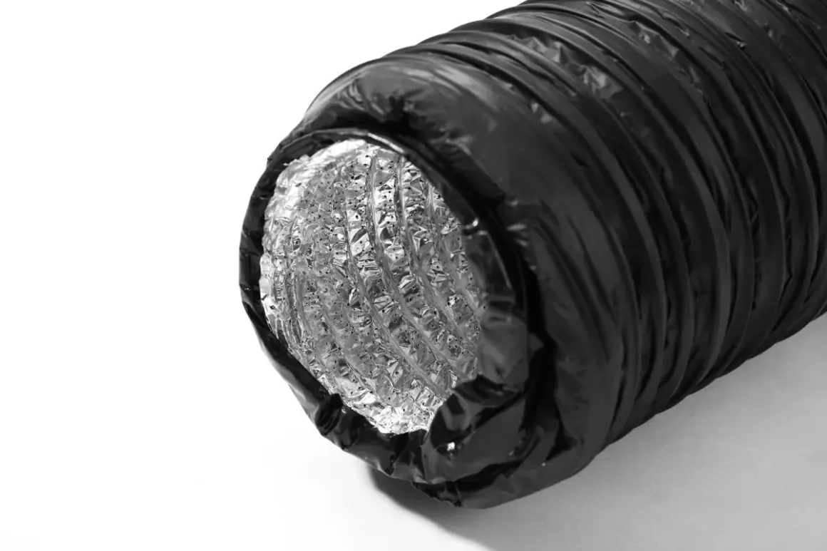 Ett flexibelt ventilationsrör 150mm med svart ytterhölje och silverfärgad insida.