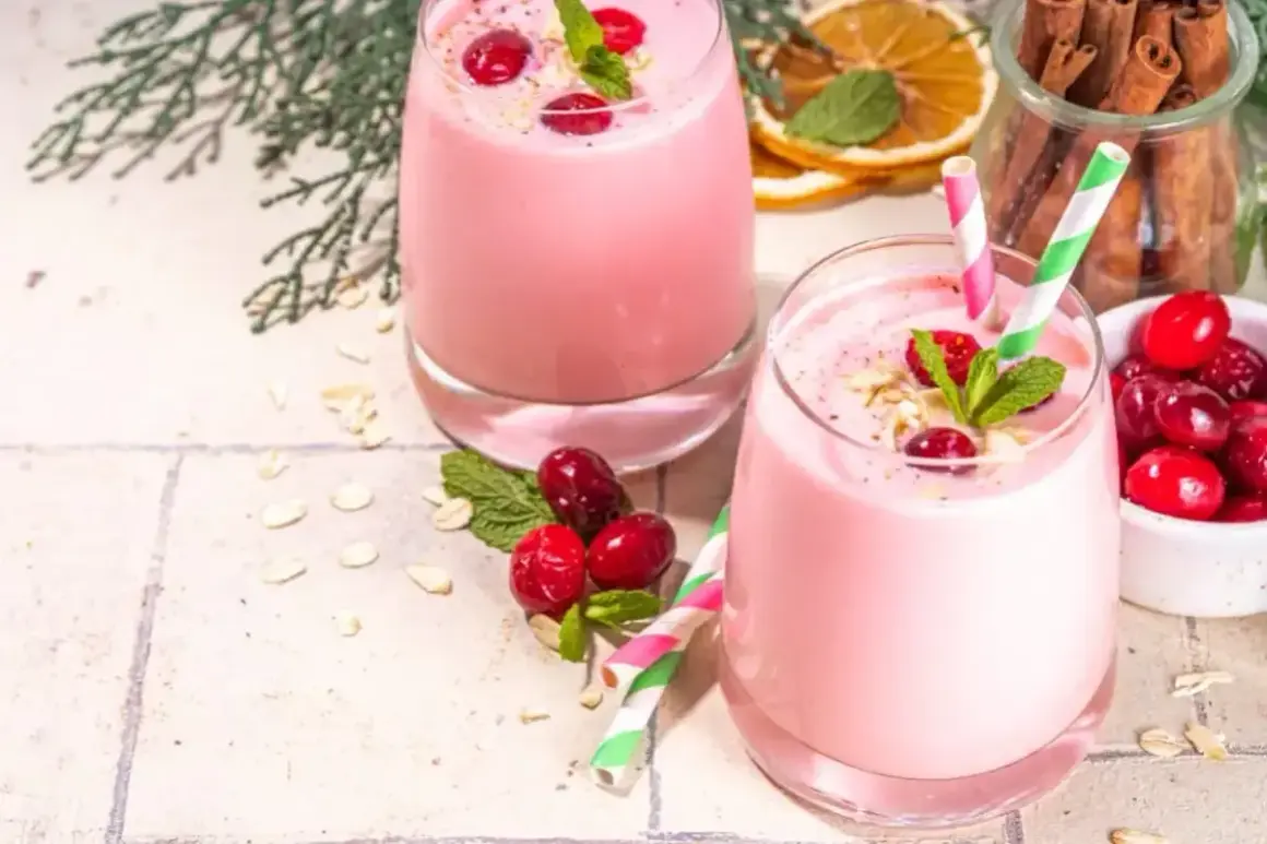 Różowe smoothie z żurawiną i miętą, idealne na zdrowe śniadanie. Inspirujące smoothie przepisy.